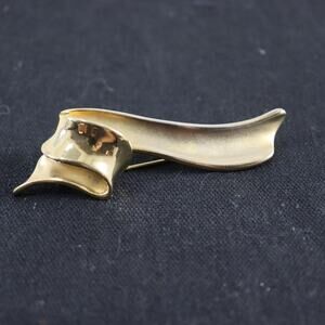 Vintage Avon Gold Tone Ribbon Brooch‎ Pin Sculptural Design